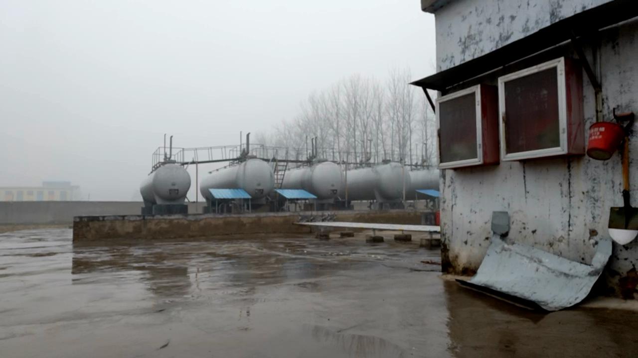 河南省夏邑县业庙液化气站,中心的一个储罐为纯二甲醚。泉源:新京报观察组