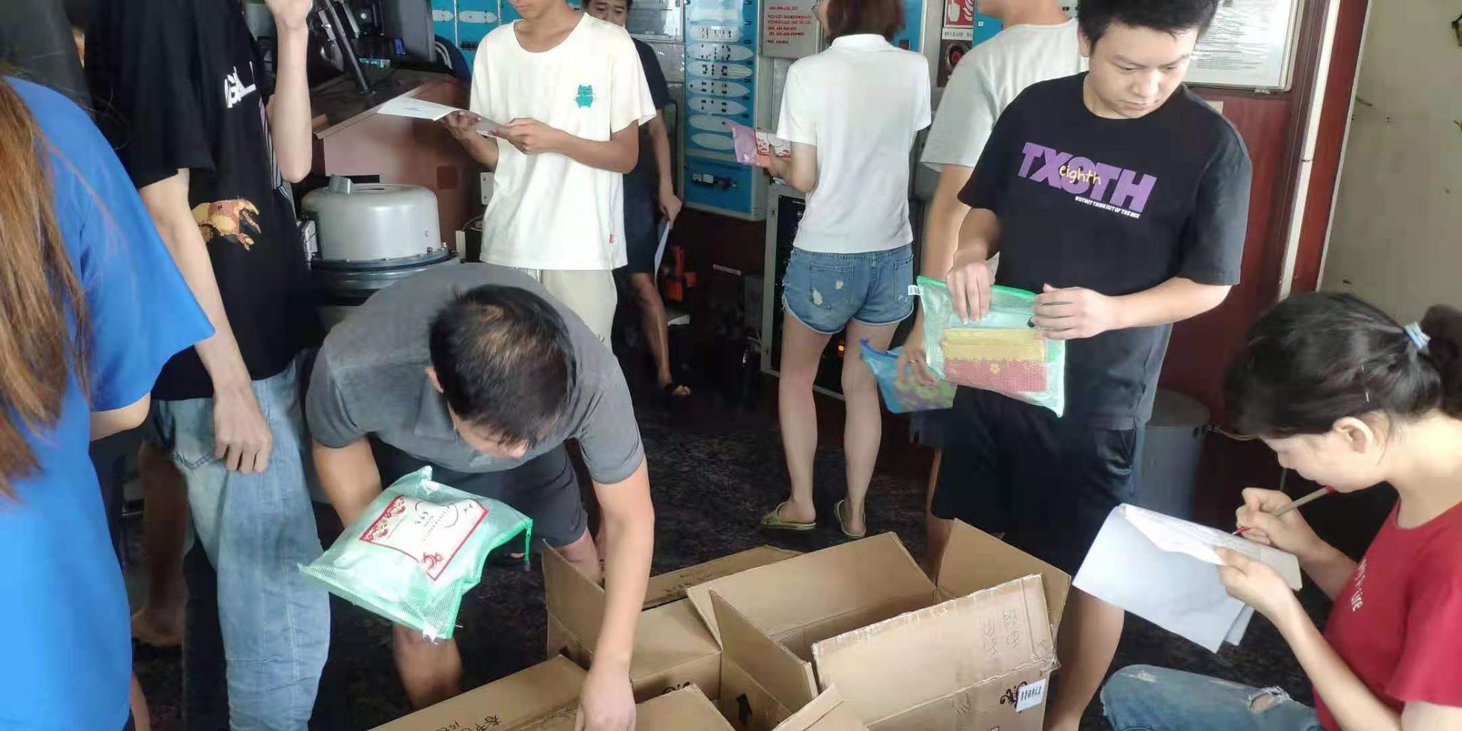 中国驻槟城总领事馆送来生涯用品和防疫物资。受访者供图