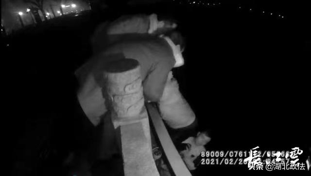 90后男子考研失利深夜跳河轻生,荆州民警水中托举紧急救援休闲区蓝鸢梦想 - Www.slyday.coM 90后男子考研失利深夜跳河轻生,荆州民警水中托举紧急救援休闲区蓝鸢梦想 - Www.slyday.coM