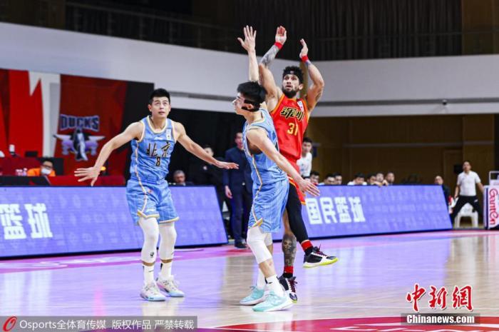 资料图:1月10日,2020-2021赛季中国男子篮球职业联赛(CBA)第二阶段第28轮,深圳马可波罗队95比92险胜北京首钢队。图片来源:Osports全体育图片社