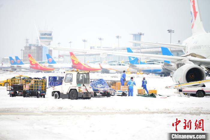 图为大连机场全力除雪保障航班正常运行。　李胜军 摄