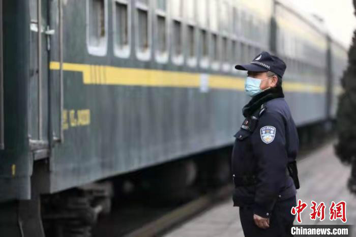 房万新是太原铁路公安局榆次车站派出所的一名民警,再有半年,他将退休,离开驻守近四十载的岗位。 李晓朋 摄