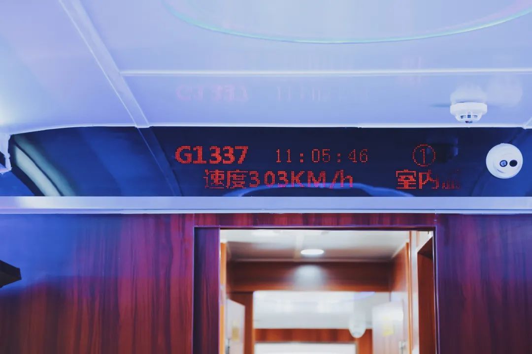 活动表现屏与监控室图: 工庆理重院业学职。