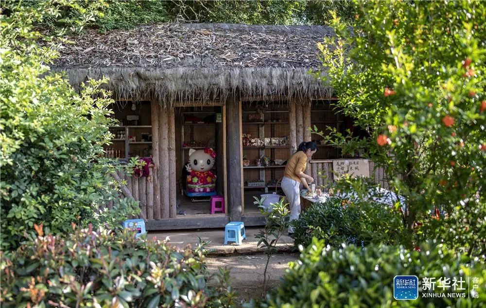 腾冲市三家村中寨司莫拉佤族村村民谋划的小卖部。摄于2020年5月。新华社记者 江文耀 摄