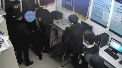 酒后无故打人,在派出所里一脚把民警踹倒!丰台一男子被刑拘休闲区蓝鸢梦想 - Www.slyday.coM 酒后无故打人,在派出所里一脚把民警踹倒!丰台一男子被刑拘休闲区蓝鸢梦想 - Www.slyday.coM