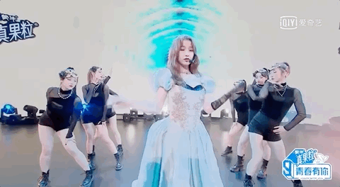 拥有甜甜笑容的她无论在哪里都能成为大家的开心果,导师秀的一首