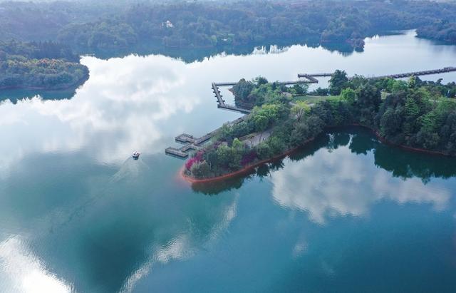 泸州市纳溪区凤凰湖国家湿地公园,湖面倒映出天空的轮廓,呈现"水天