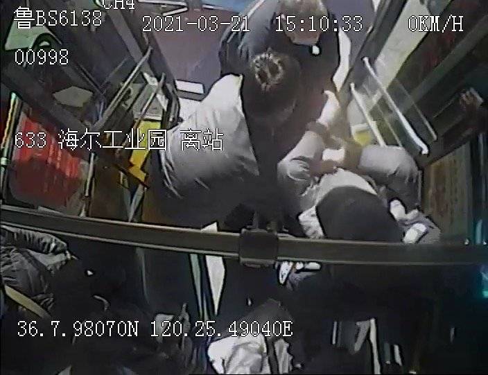 男子车厢内突然晕倒,公交司机和乘客合力救援休闲区蓝鸢梦想 - Www.slyday.coM 男子车厢内突然晕倒,公交司机和乘客合力救援休闲区蓝鸢梦想 - Www.slyday.coM