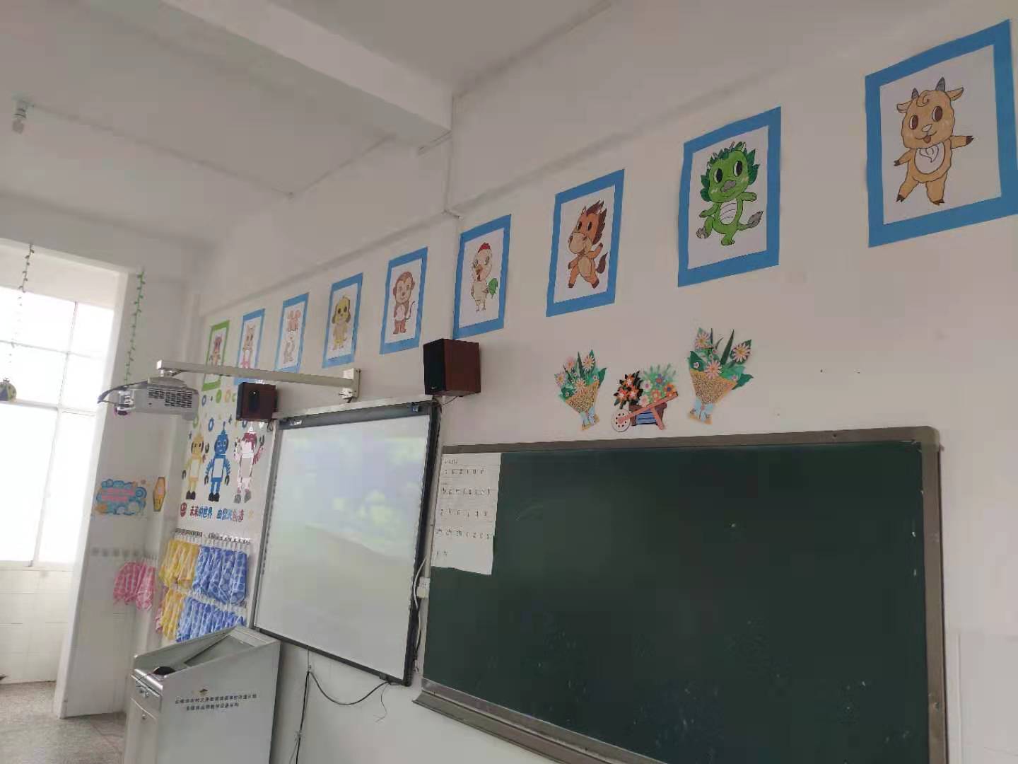 图2:2021年1月初，云南某山区幼儿园，每个教室都配备了投影设备和白板。