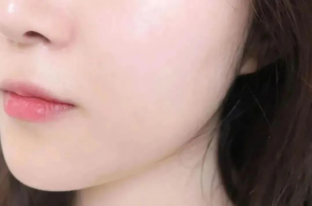 薄涂一层皮肤细腻又柔亮