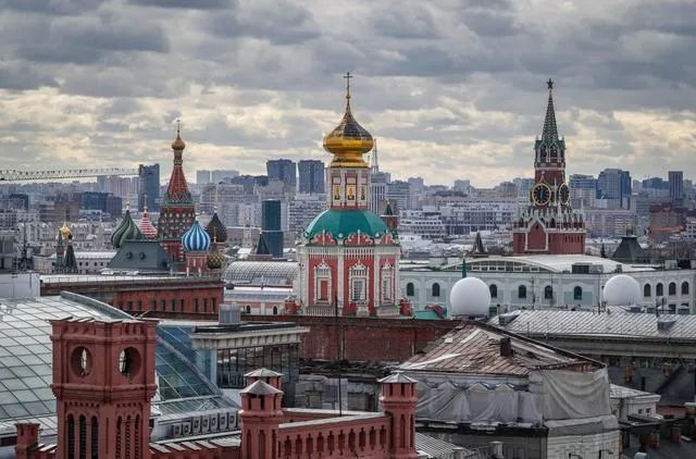 这是3月3日在俄罗斯首都莫斯科拍摄的克林姆林宫斯帕斯卡亚钟楼(右)