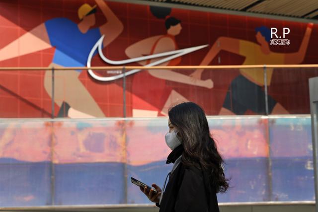 耐克阿迪惹全网震怒,股价大跌!国牌却为何逆涨?国人太威武休闲区蓝鸢梦想 - Www.slyday.coM 耐克阿迪惹全网震怒,股价大跌!国牌却为何逆涨?国人太威武休闲区蓝鸢梦想 - Www.slyday.coM