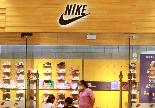 耐克阿迪惹全网震怒,股价大跌!国牌却为何逆涨?国人太威武休闲区蓝鸢梦想 - Www.slyday.coM 耐克阿迪惹全网震怒,股价大跌!国牌却为何逆涨?国人太威武休闲区蓝鸢梦想 - Www.slyday.coM