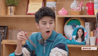 我的小尾巴开播萌娃吃饭看手机明星哥哥祭出3招绝了