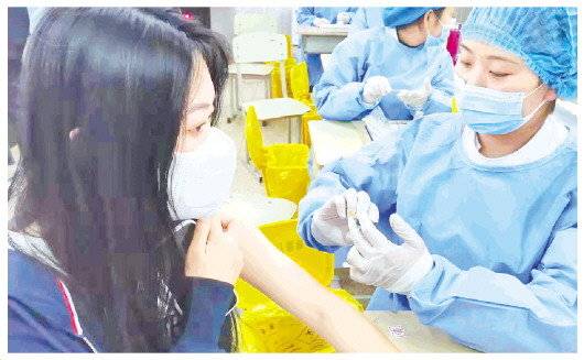 近日，在山东经贸职业学院，医务人员正在为受种者接种新冠病毒疫苗。