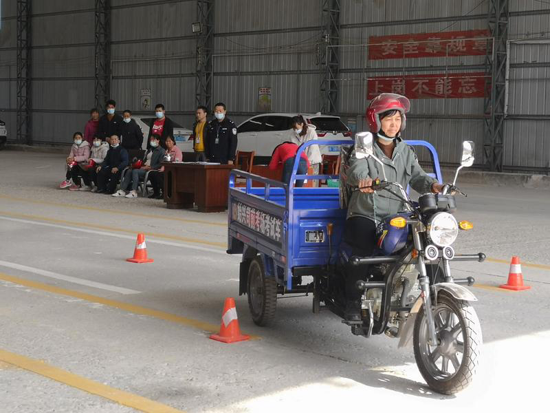 当地群众参加三轮摩托车驾驶考试