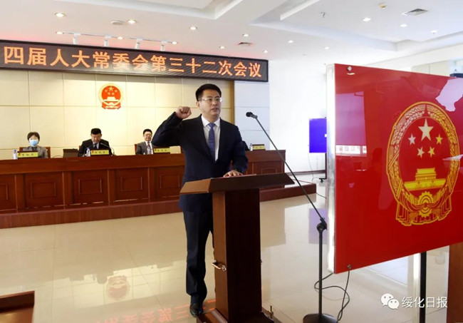 李元学为孙飚颁发了任命证书.