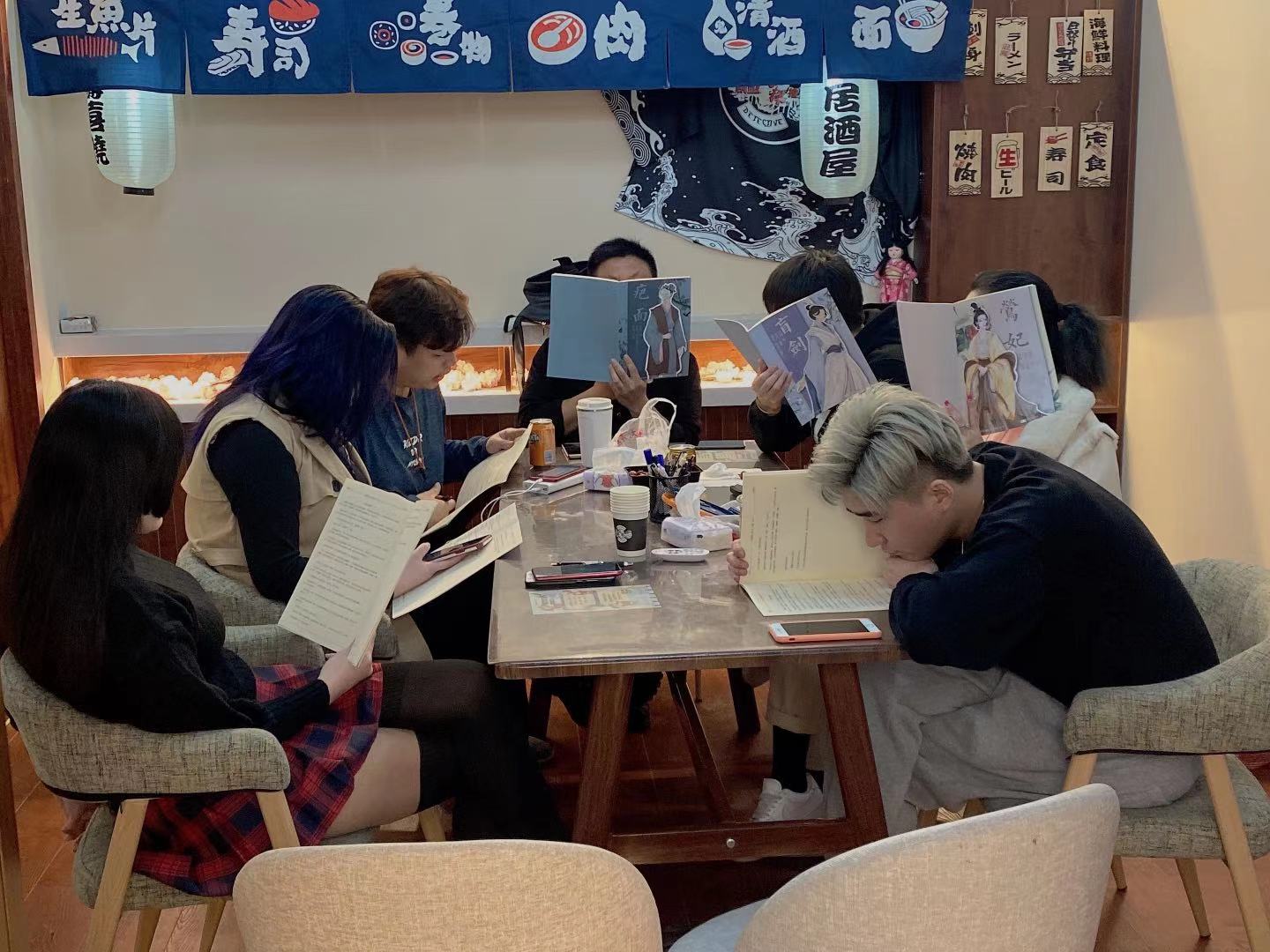 正在玩剧本杀的玩家。图片来源:剧盟谋杀之谜俱乐部