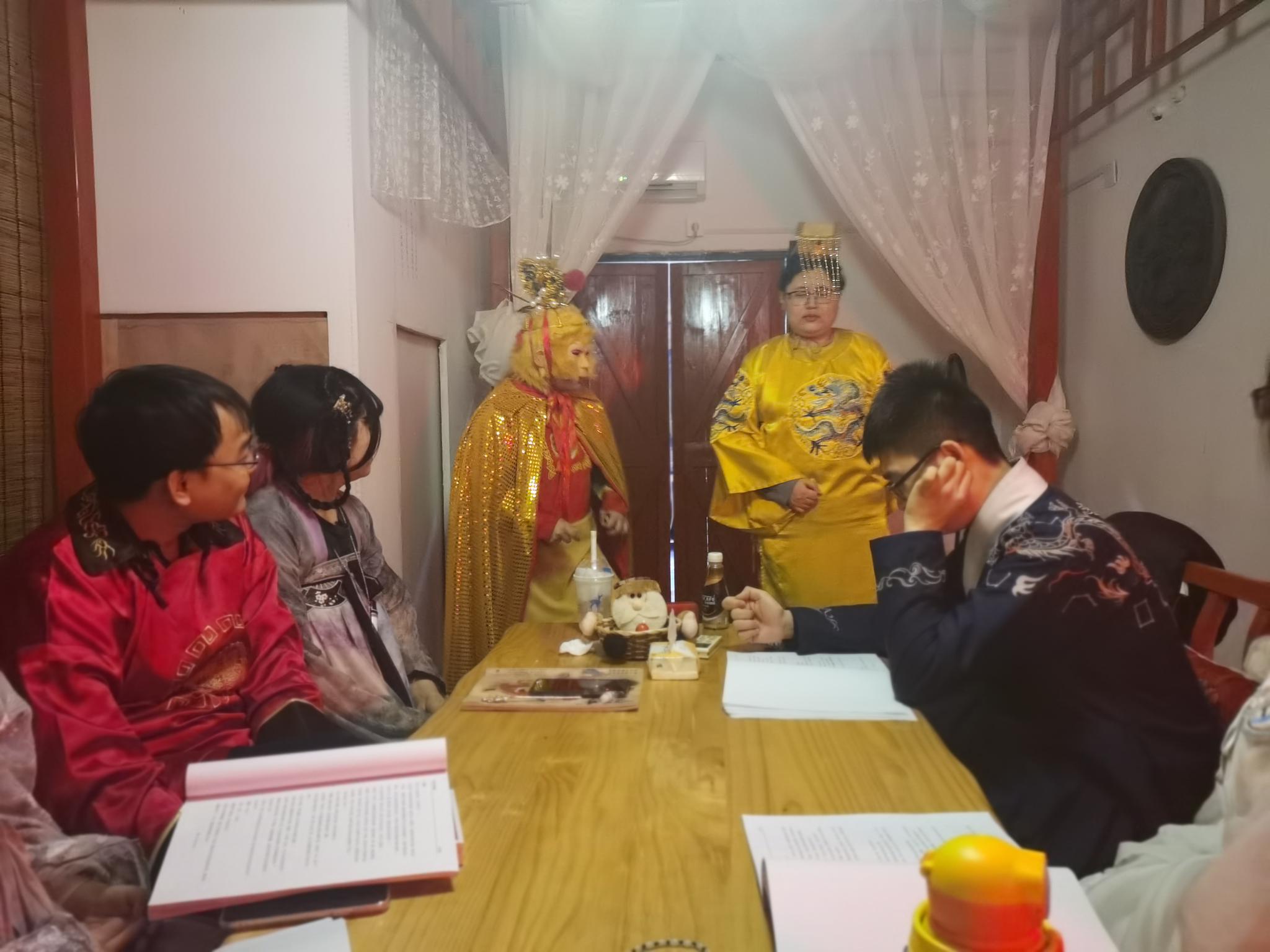 在一场沉浸式剧本杀中,主持人化妆为NPC进行场景演绎。