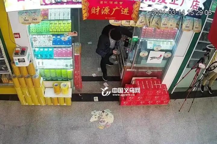 趁店主不在,义乌一男子盗打1000元彩票:没有付钱,以为查不到休闲区蓝鸢梦想 - Www.slyday.coM 趁店主不在,义乌一男子盗打1000元彩票:没有付钱,以为查不到休闲区蓝鸢梦想 - Www.slyday.coM