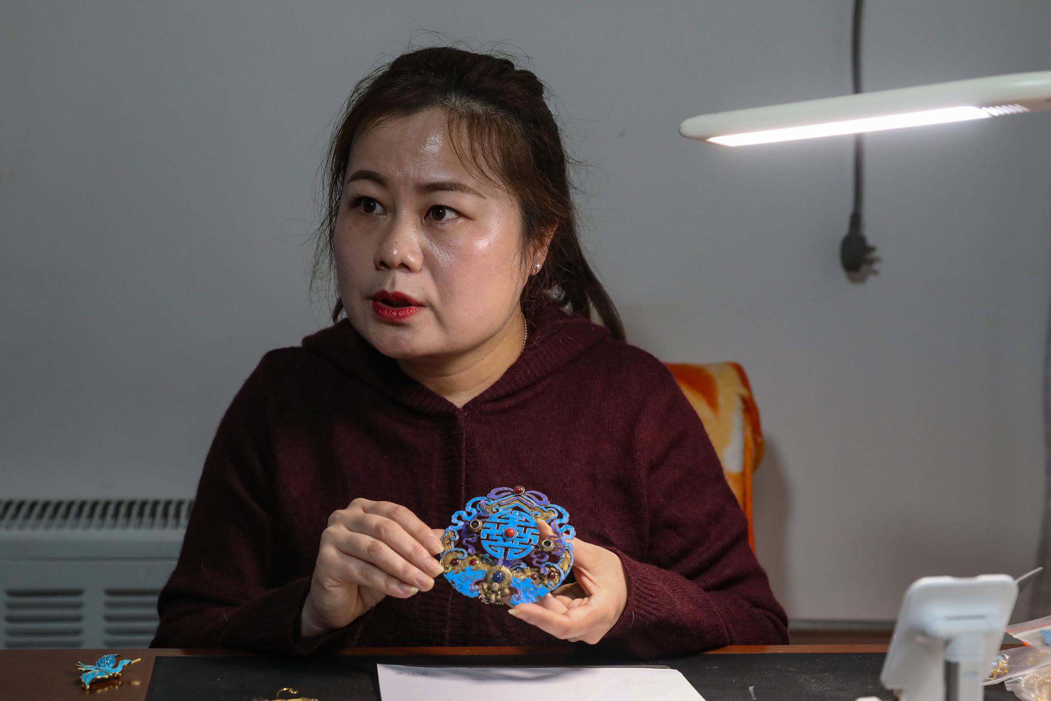 "如今,点翠业内多用染色鹅毛,孔雀羽毛,鹦鹉羽毛等材料制作仿点翠作品