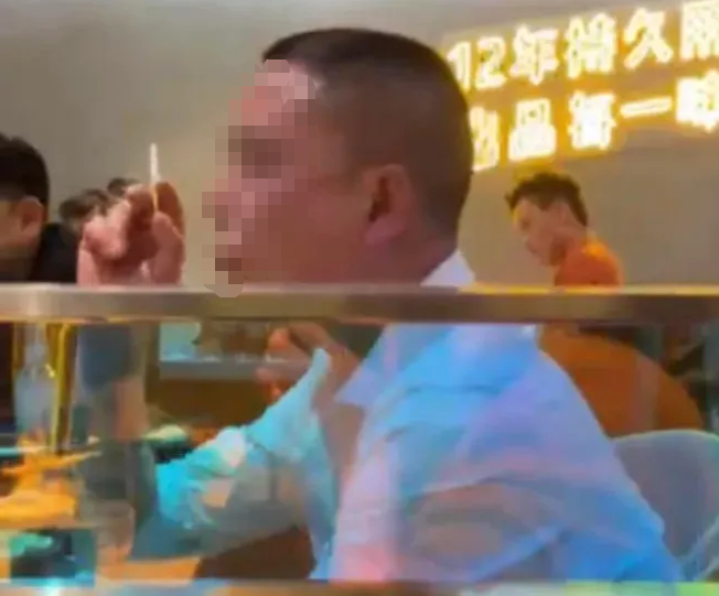 气炸!女子餐厅劝邻桌勿吸烟,反被泼不明液体!当事人回应了休闲区蓝鸢梦想 - Www.slyday.coM 气炸!女子餐厅劝邻桌勿吸烟,反被泼不明液体!当事人回应了休闲区蓝鸢梦想 - Www.slyday.coM