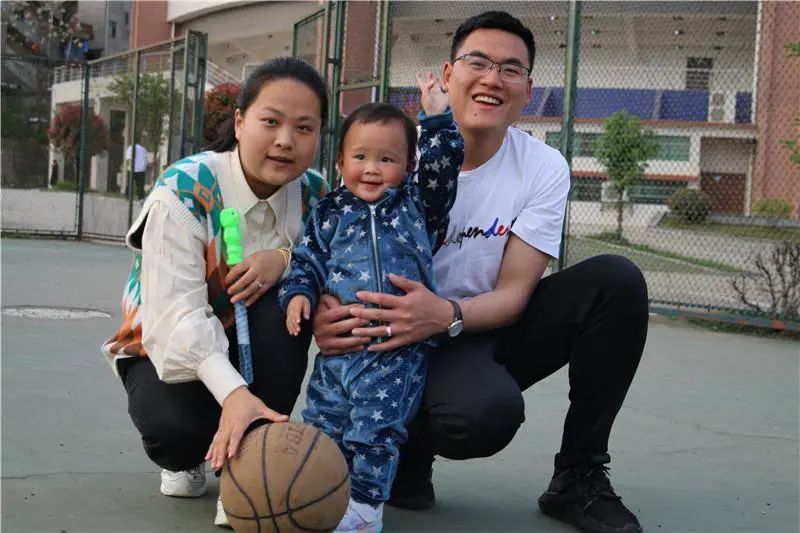 湖南90后小伙月入7万仍辞职,带着2岁女儿与妻子一起重上大学休闲区蓝鸢梦想 - Www.slyday.coM 湖南90后小伙月入7万仍辞职,带着2岁女儿与妻子一起重上大学休闲区蓝鸢梦想 - Www.slyday.coM