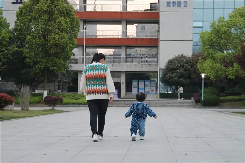 湖南90后小伙月入7万仍辞职,带着2岁女儿与妻子一起重上大学休闲区蓝鸢梦想 - Www.slyday.coM 湖南90后小伙月入7万仍辞职,带着2岁女儿与妻子一起重上大学休闲区蓝鸢梦想 - Www.slyday.coM