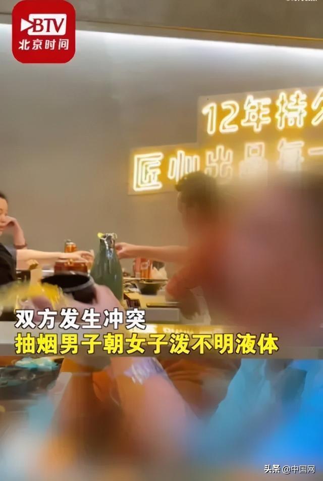 成都一女子劝邻桌勿吸烟被泼不明液体,涉事火锅店公司回应休闲区蓝鸢梦想 - Www.slyday.coM 成都一女子劝邻桌勿吸烟被泼不明液体,涉事火锅店公司回应休闲区蓝鸢梦想 - Www.slyday.coM