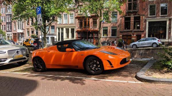 Roadster，电动版橙色“法拉利” 。图源：SUPERCARS GALLERY