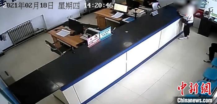 2月18日下午,逃犯侯某来到晋城市公安局城区分局钟家庄派出所户籍室。晋城市公安局供图