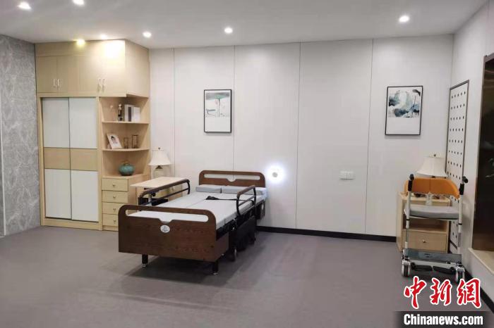 体验馆内,汇集肢体、听力、视力、智力辅助器具及居家无障碍设施等5类300多种展品。 吴琼 摄
