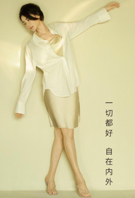 51岁王菲内衣广告曝光,身形纤瘦排骨胸抢镜,露锁骨美腿太性感