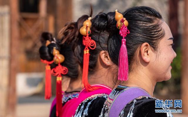 罗娜算(右二)、郭玉兰(左二)与“摆舞队”队员们在村里合影(3月4日摄)。新华社记者 江文耀 摄