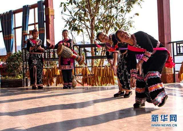 郭玉兰(左三)与村民们在田里插秧(3月4日摄)。新华社记者 江文耀 摄