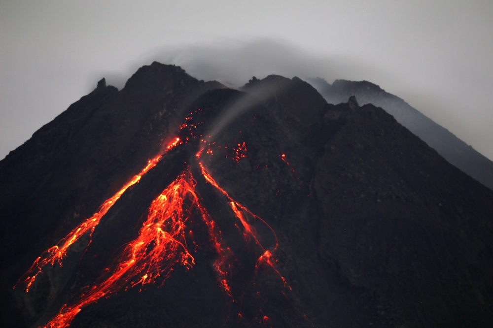 当地时间2021年3月5日，印尼日惹，默拉皮火山喷出岩浆。