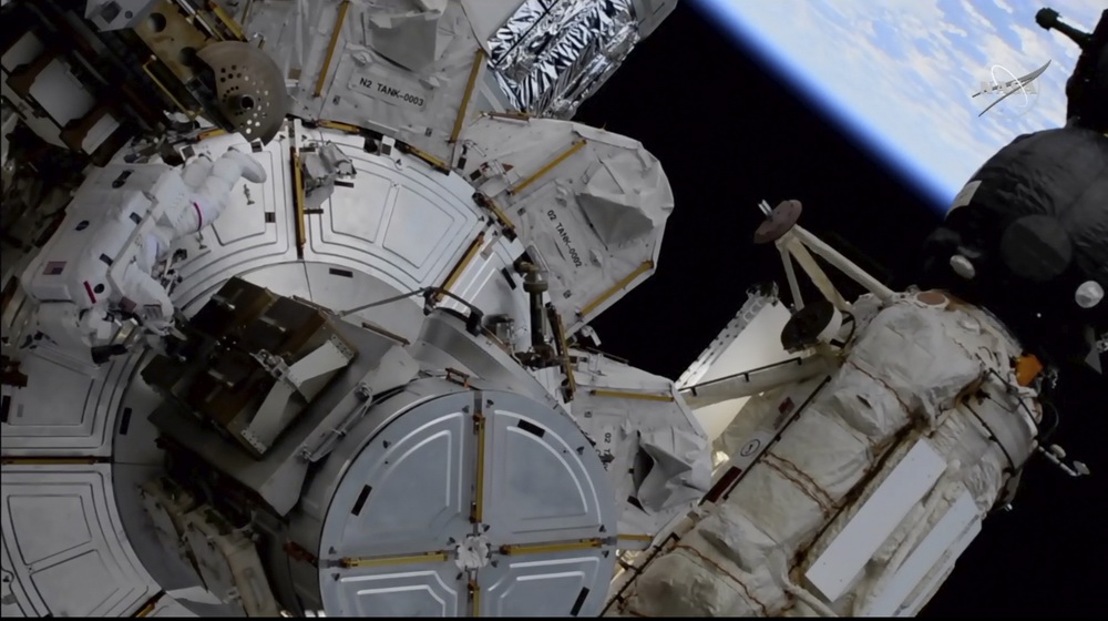 2021年3月5日，NASA公布美国宇航员Kate Rubins在5日在国际空间站外进行太空行走时的画面。美国宇航员Kate Rubins和日本宇航员野口松一将完成升级太阳能电池板的准备工作。据悉，新的太阳能电池板将于6月抵达。