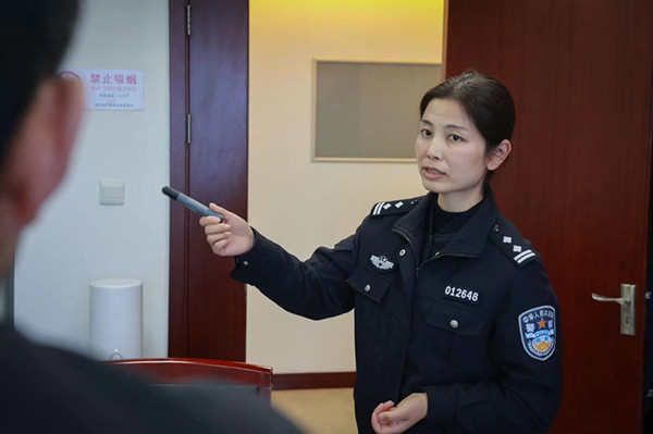 审犯人口气_警察审犯人图片(3)