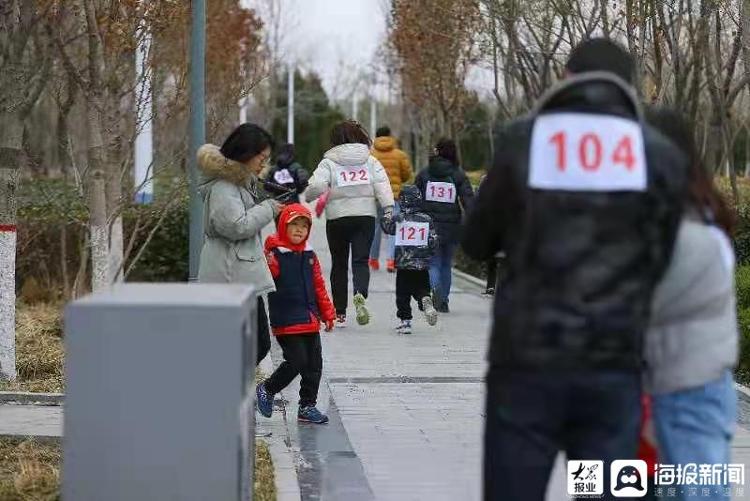 东辛采油厂组织庆“三八”亲子定向跑活动