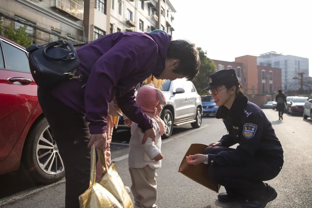 “我还记得你”!辖区一阿尔兹海默症患者始终记挂她,这位社区民警如此度过妇女节休闲区蓝鸢梦想 - Www.slyday.coM “我还记得你”!辖区一阿尔兹海默症患者始终记挂她,这位社区民警如此度过妇女节休闲区蓝鸢梦想 - Www.slyday.coM