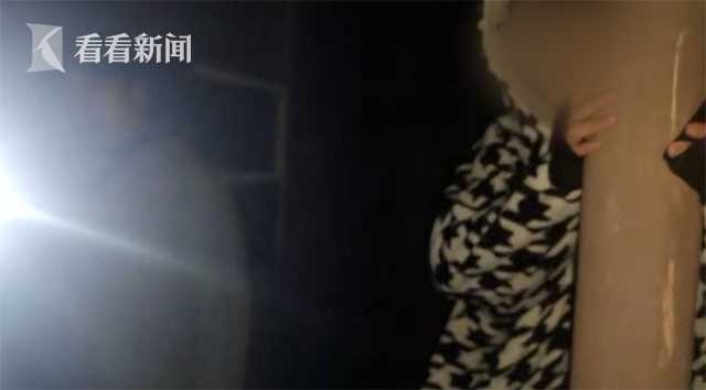 惊险!一对父女为躲避大火 被困17楼外墙横梁休闲区蓝鸢梦想 - Www.slyday.coM 惊险!一对父女为躲避大火 被困17楼外墙横梁休闲区蓝鸢梦想 - Www.slyday.coM