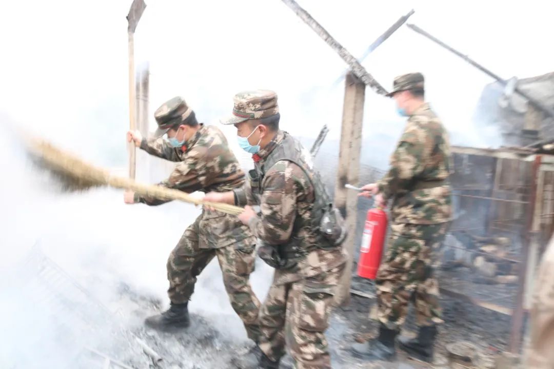 “他们和电视里说的一样!”紧急时刻,日照这里来了一群武警小哥哥休闲区蓝鸢梦想 - Www.slyday.coM “他们和电视里说的一样!”紧急时刻,日照这里来了一群武警小哥哥休闲区蓝鸢梦想 - Www.slyday.coM