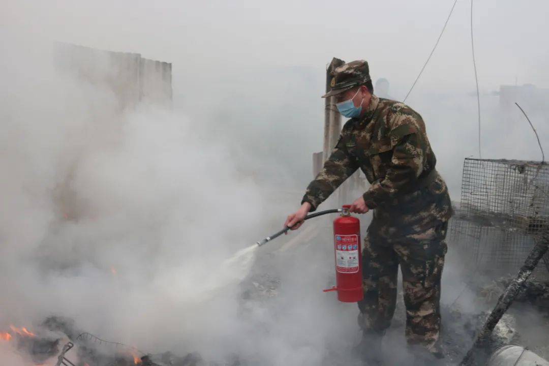 “他们和电视里说的一样!”紧急时刻,日照这里来了一群武警小哥哥休闲区蓝鸢梦想 - Www.slyday.coM “他们和电视里说的一样!”紧急时刻,日照这里来了一群武警小哥哥休闲区蓝鸢梦想 - Www.slyday.coM