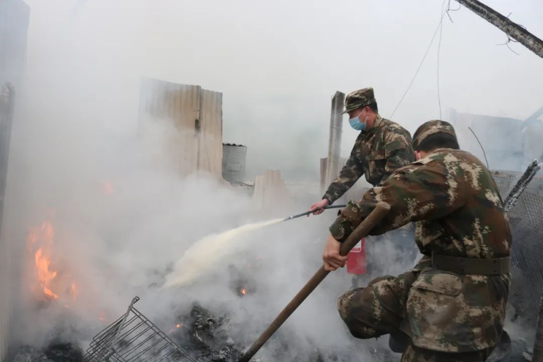 “他们和电视里说的一样!”紧急时刻,日照这里来了一群武警小哥哥休闲区蓝鸢梦想 - Www.slyday.coM “他们和电视里说的一样!”紧急时刻,日照这里来了一群武警小哥哥休闲区蓝鸢梦想 - Www.slyday.coM