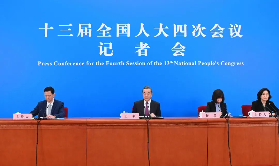 3月7日，十三届全国人大四次会议在北京人民大会堂举行视频记者会，国务委员兼外交部长王毅就中国外交政策和对外关系回答中外记者提问。（新华社记者 金良快 摄）
