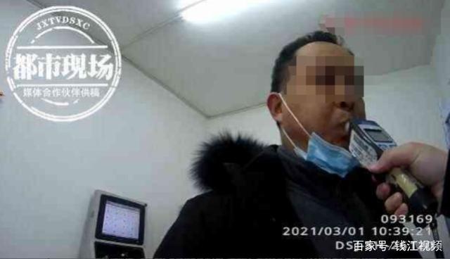 安徽亳州一男子喝了酒后想开车,找到了交警帮忙测酒精含量!休闲区蓝鸢梦想 - Www.slyday.coM 安徽亳州一男子喝了酒后想开车,找到了交警帮忙测酒精含量!休闲区蓝鸢梦想 - Www.slyday.coM