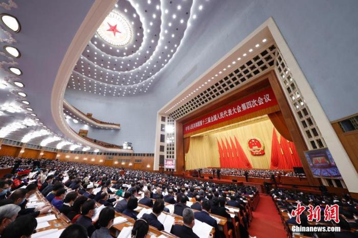 3月8日,十三届全国人大四次会议在北京人民大会堂举行第二次全体会议。 中新社记者 盛佳鹏 摄