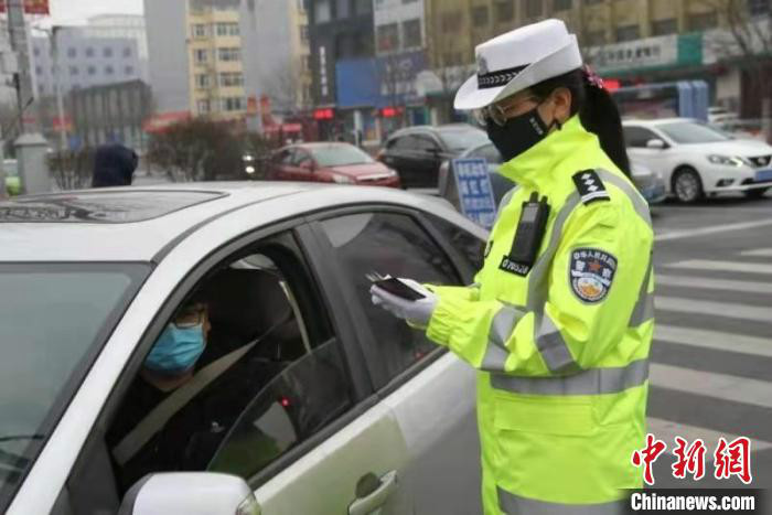 张晋兰从山西省警校毕业后,成为山西省忻州市第一位走上岗台指挥交通的女警。忻州市公安局供图