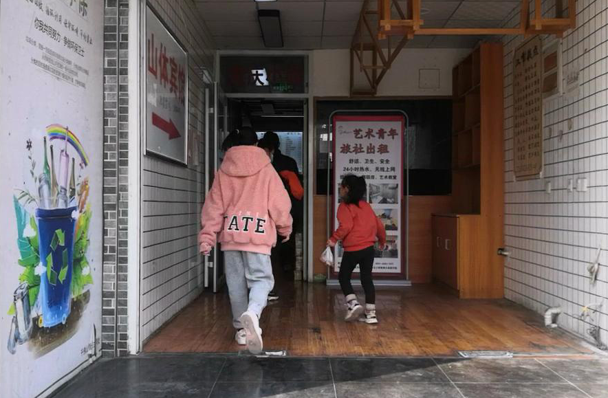 泪目!7岁小女孩:我想去上学 但是要先救姐姐