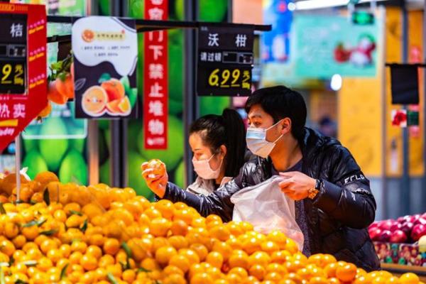 　　市民在贵州省安顺市西秀区一家超市选购水果。新华社发（陈熙 摄）